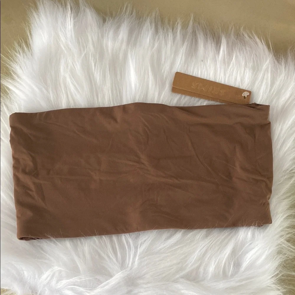 SKIMS NWT Fits everybody Bandeau size x small